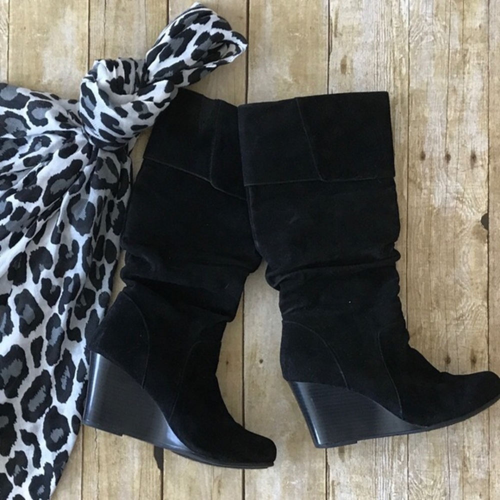 Women’s faux suede wedge boot